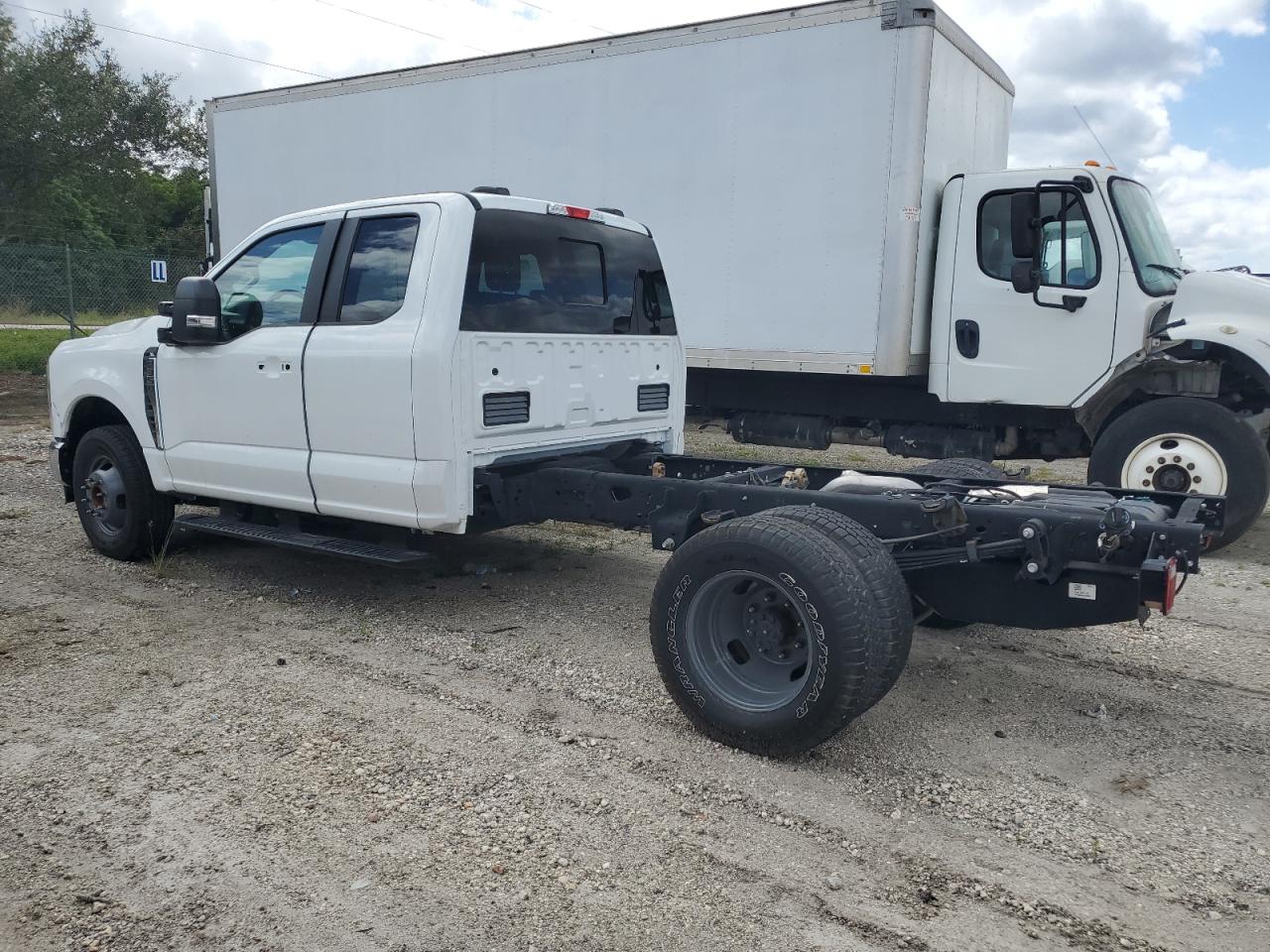 Ford F-350 Super Duty Image 2