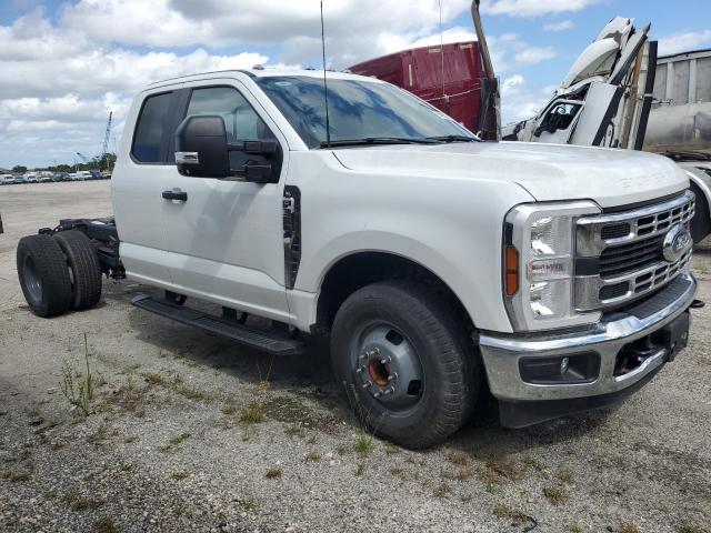 Ford F-350 Super Duty Image 3