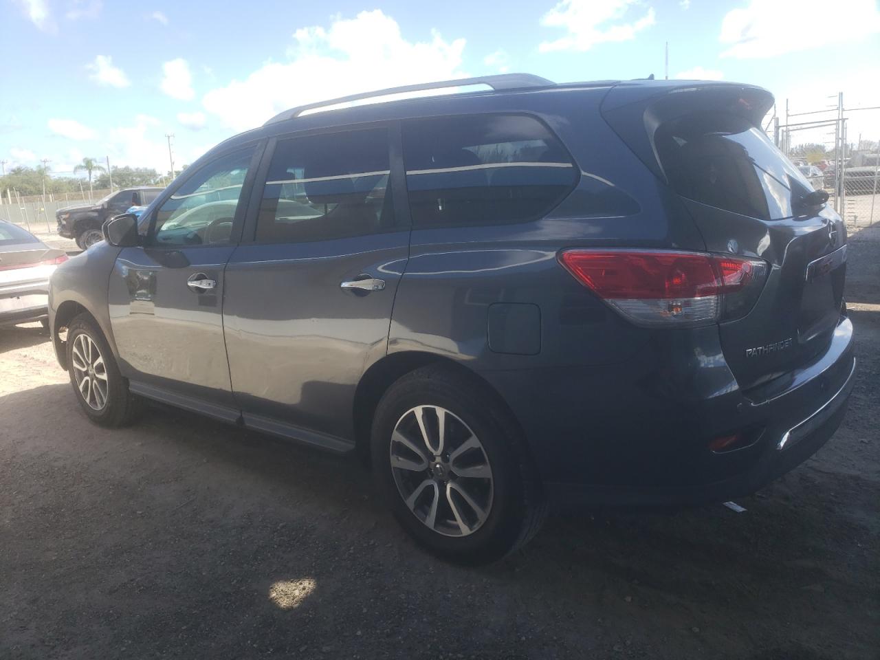 Nissan Pathfinder S Image 12