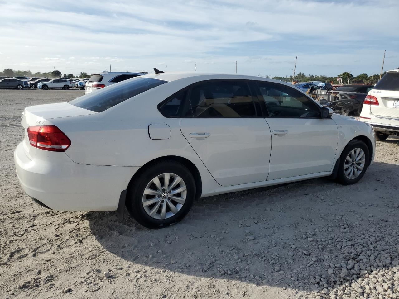 Volkswagen Passat S Image 4