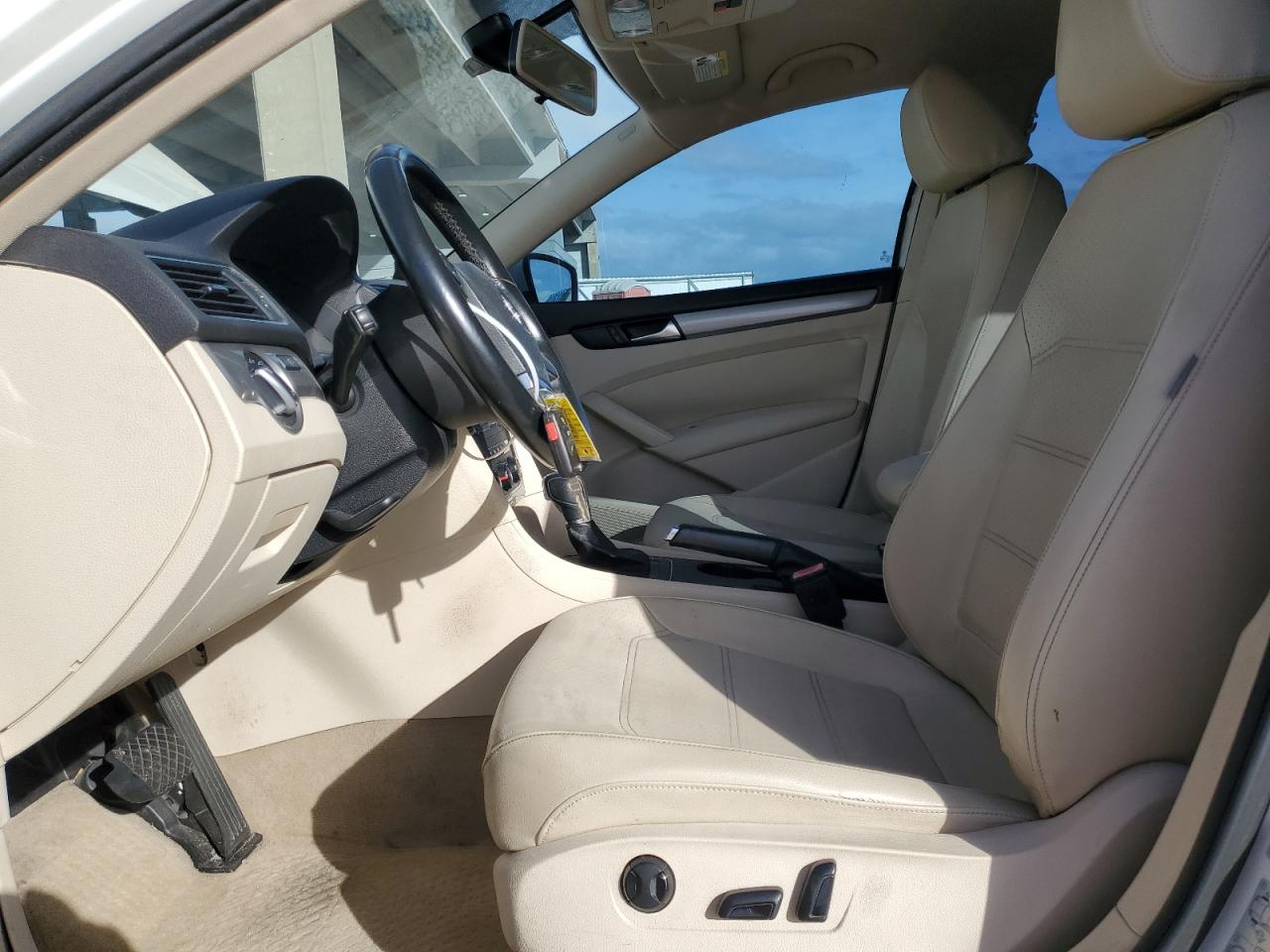 Volkswagen Passat S Image 12