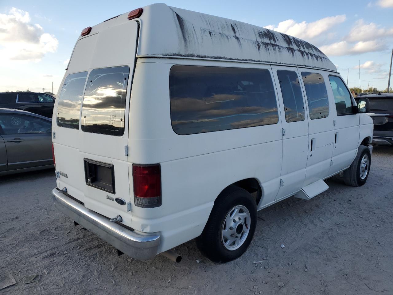 Ford Econoline E150 Van Image 7