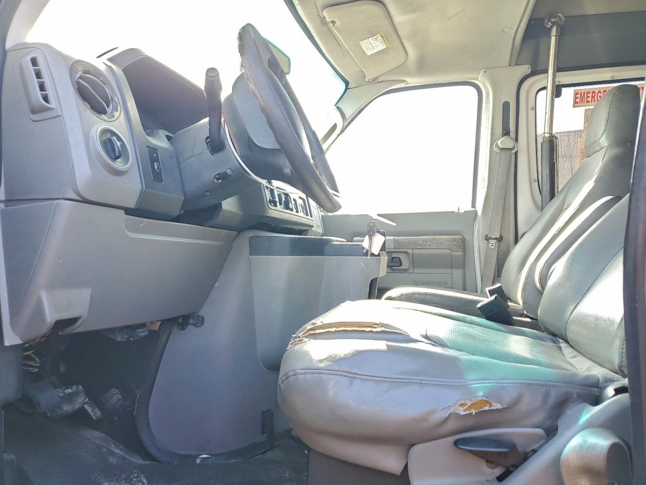 Ford Econoline E150 Van Image 4