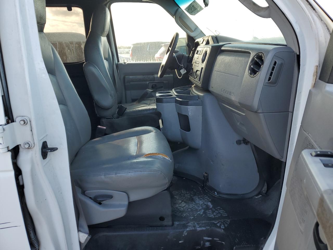 Ford Econoline E150 Van Image 5