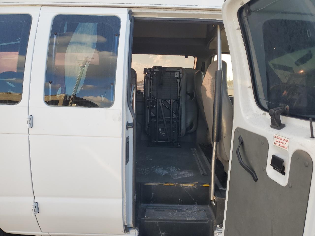 Ford Econoline E250 Van Image 10