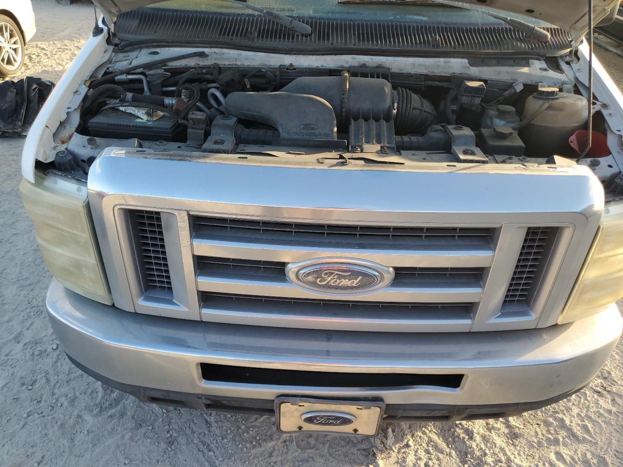 Ford Econoline E250 Van Image 12