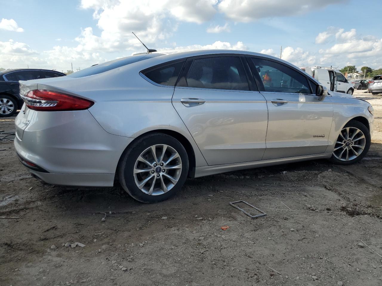 Ford Fusion Se Hybrid Image 3