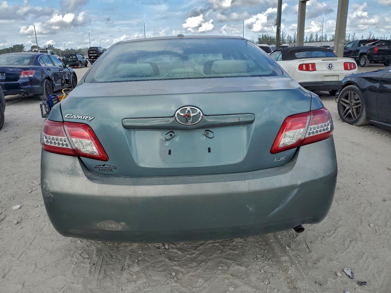 Toyota Camry Base Image 4