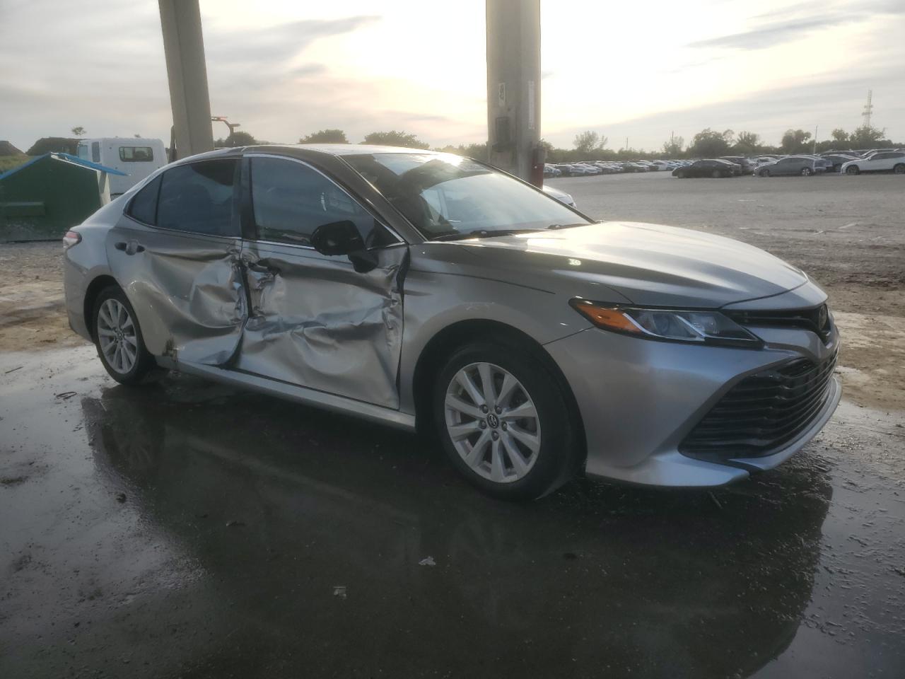 Toyota Camry Le Image 4