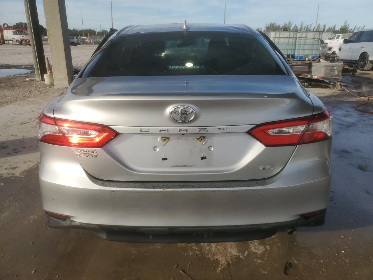 Toyota Camry Le Image 8