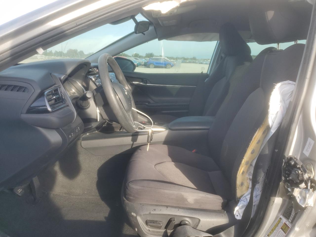 Toyota Camry Le Image 6