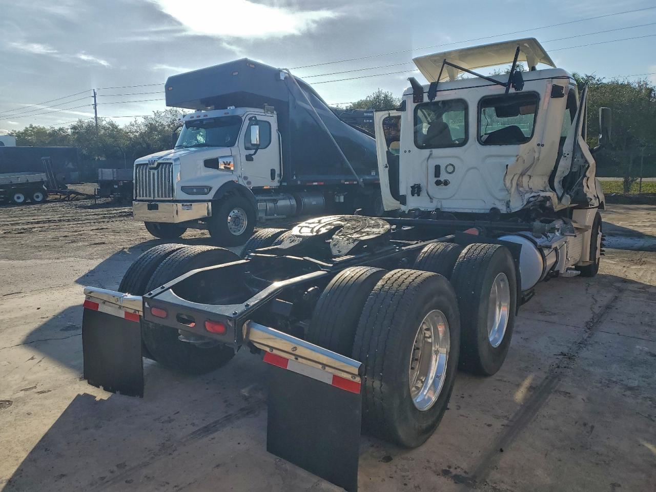 Freightliner Cascadia 1 Image 3
