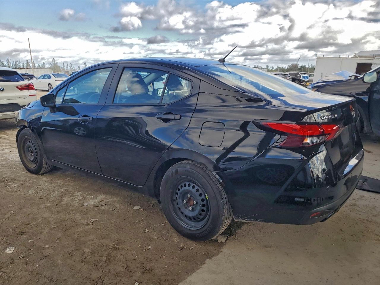 Nissan Versa S Image 8