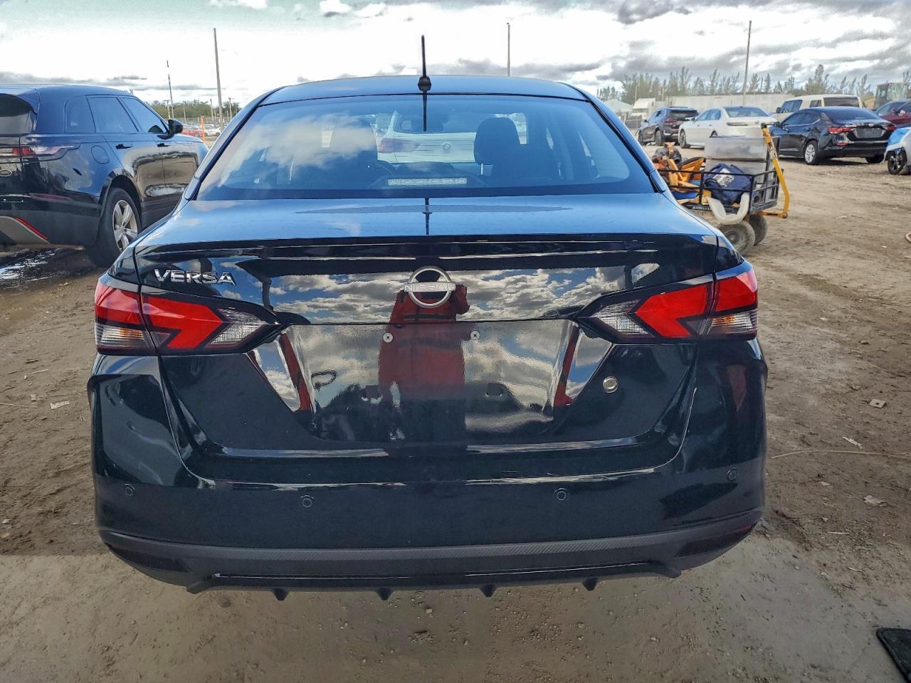 Nissan Versa S Image 12