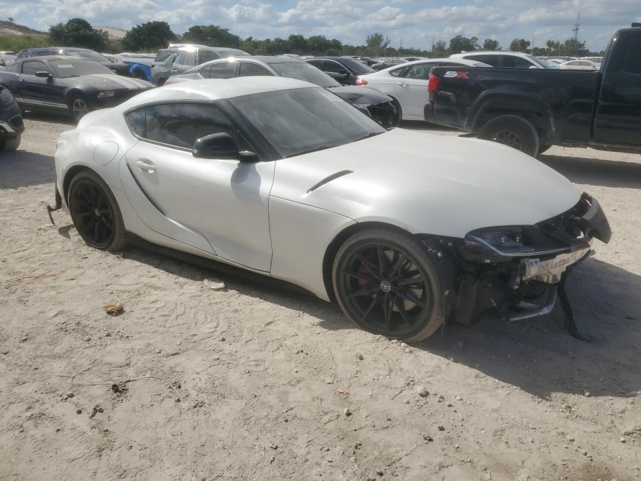 Toyota Supra Base Image 5