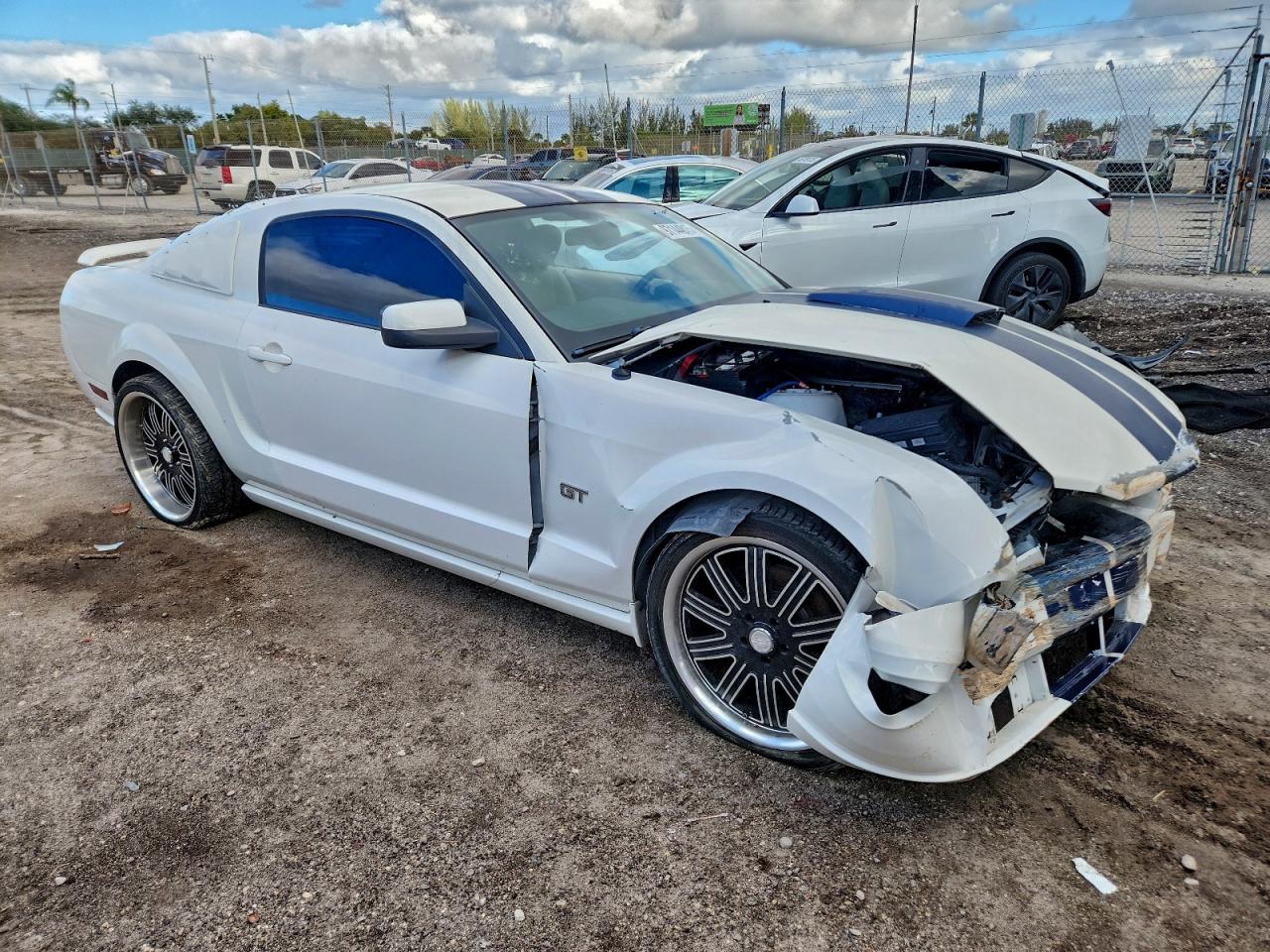 Ford Mustang Gt Image 2