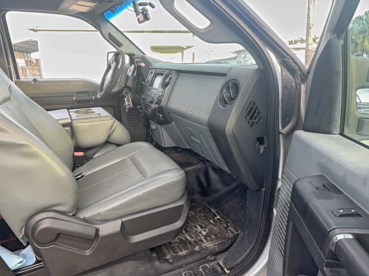 Ford F-550 Super Duty Image 13