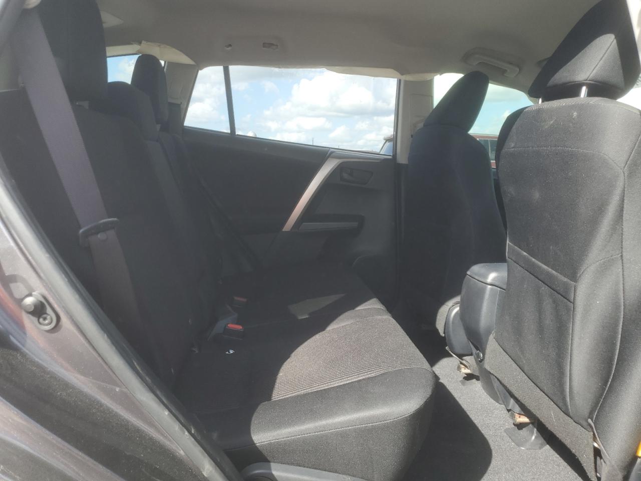 Toyota RAV4 Le Image 9