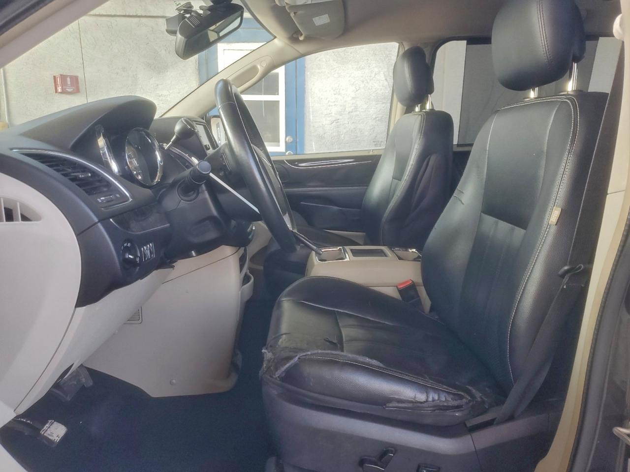 Chrysler Minivan Touring L Image 4