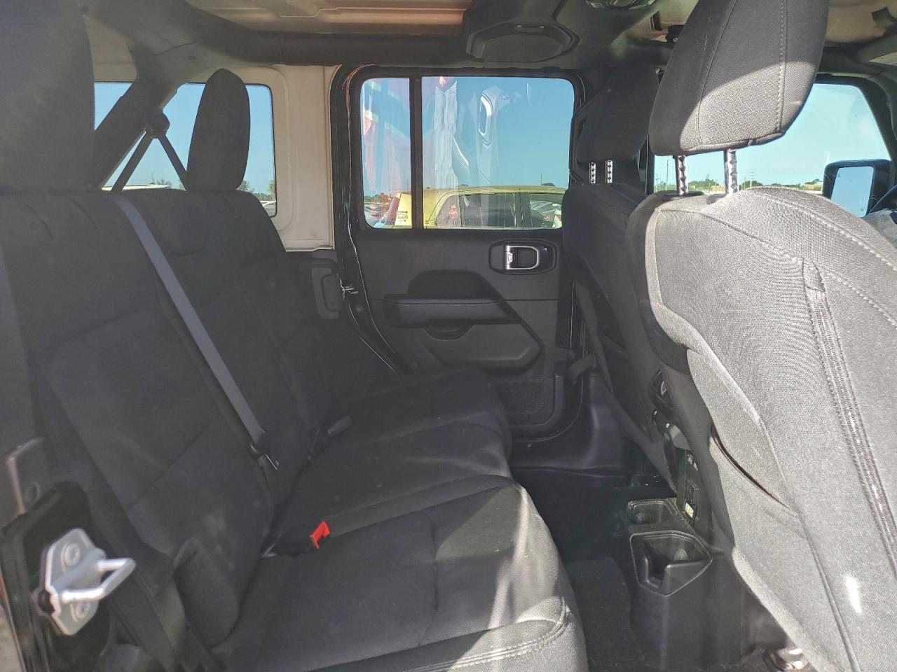 Jeep Wrangler Sahara Image 9