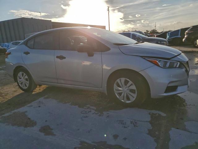 Nissan Versa S Image 2