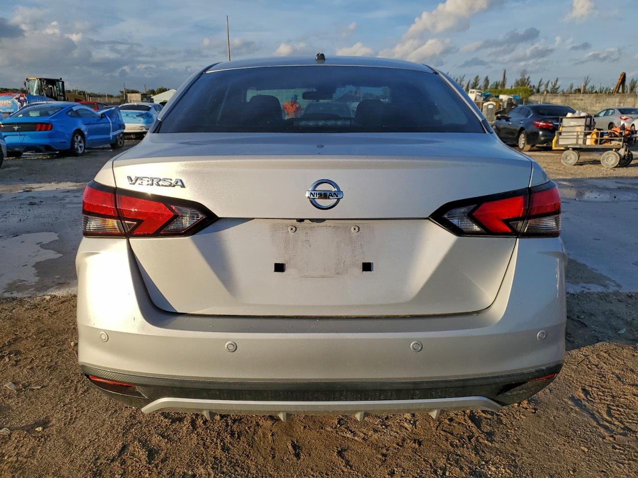 Nissan Versa S Image 12