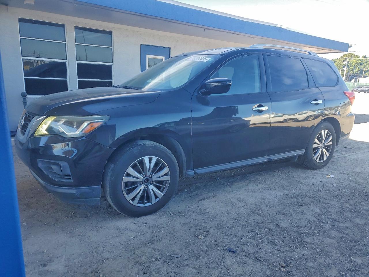 Nissan Pathfinder S Image 1