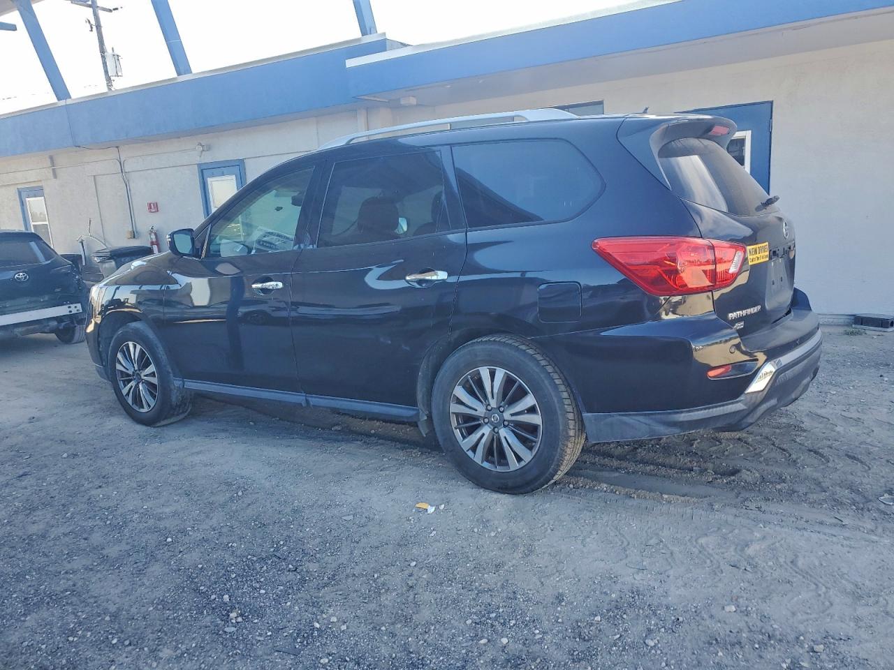 Nissan Pathfinder S Image 12