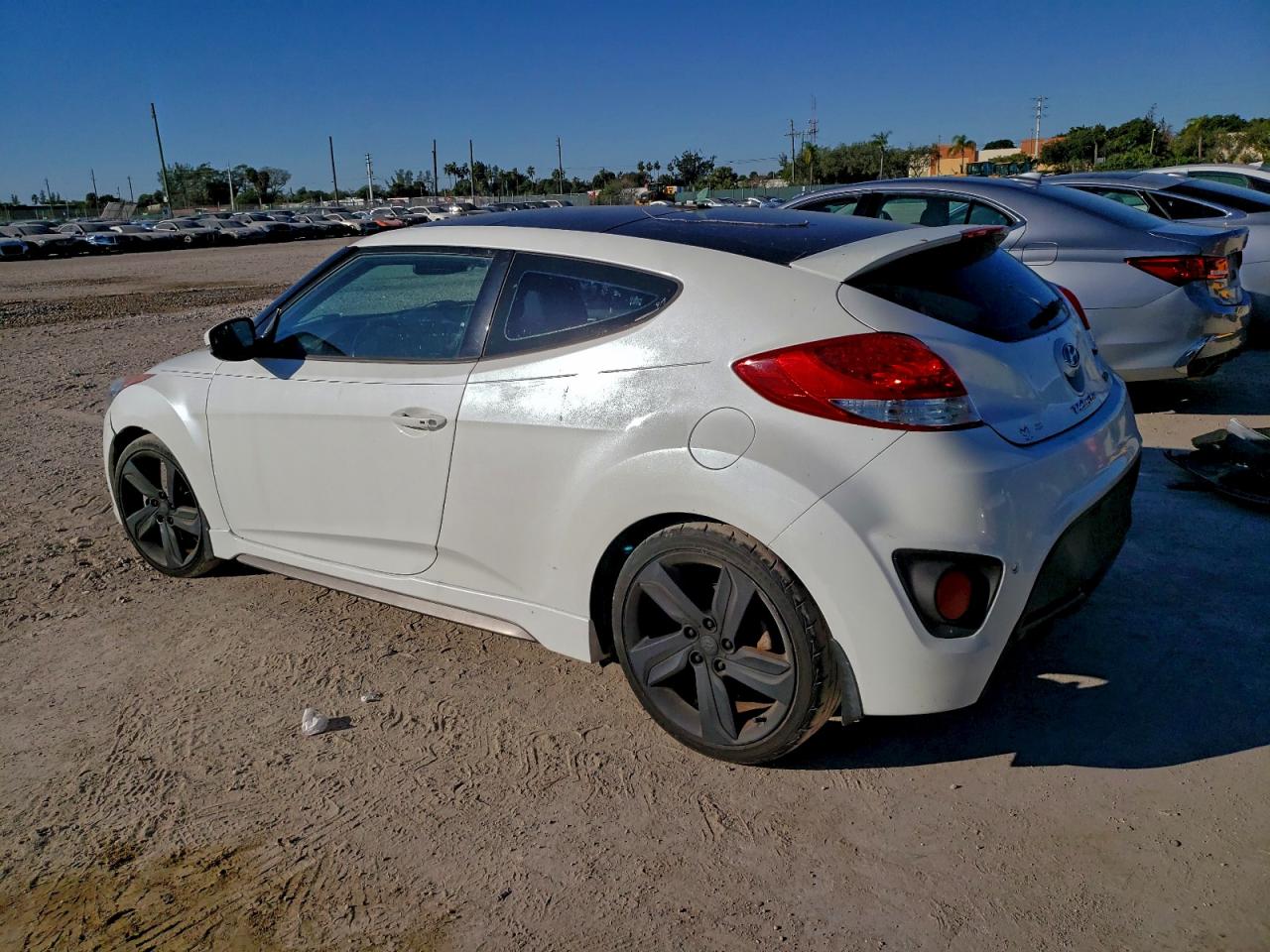 Hyundai VELOSTER Turbo Image 2