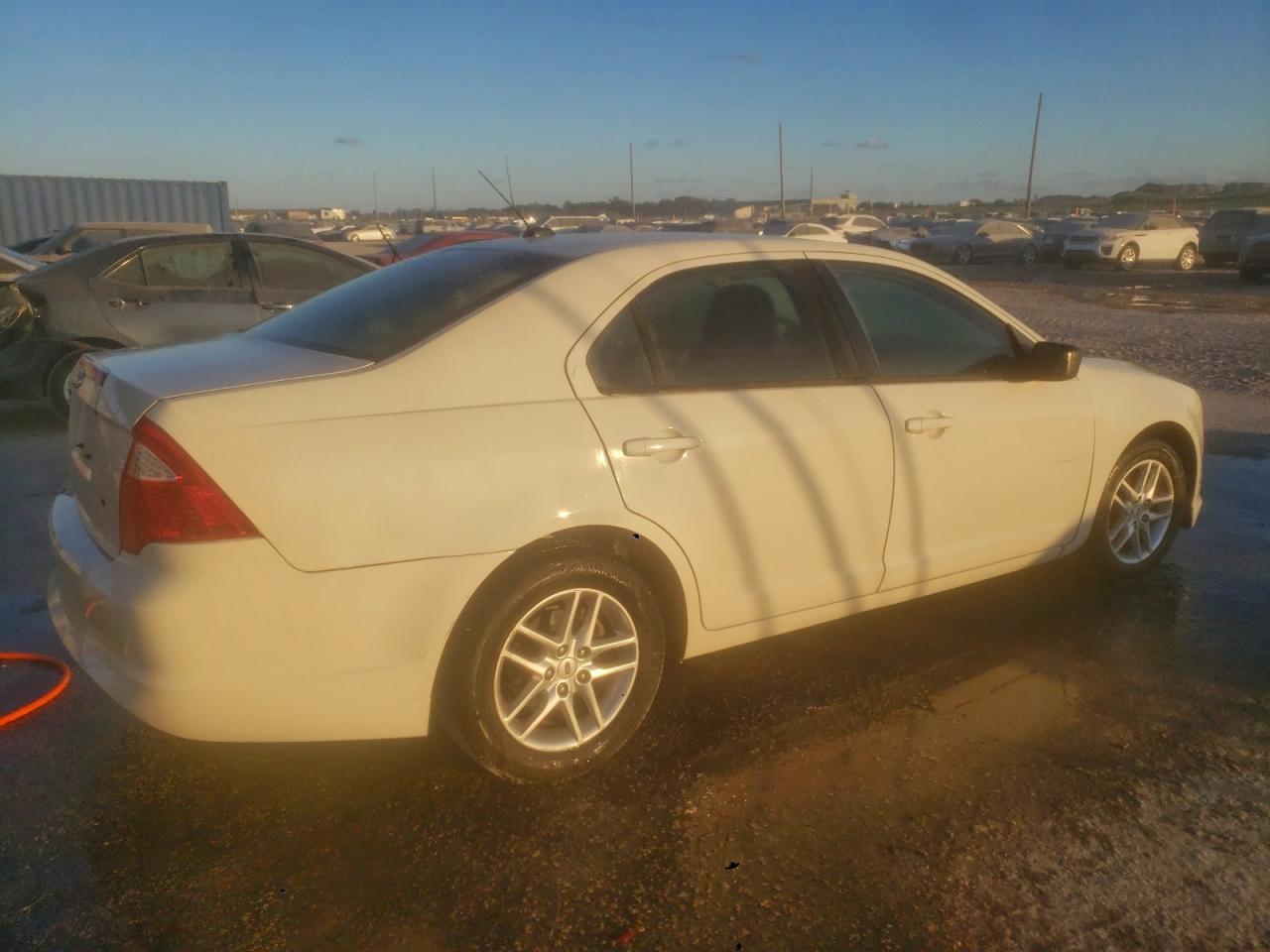 Ford Fusion S Image 12