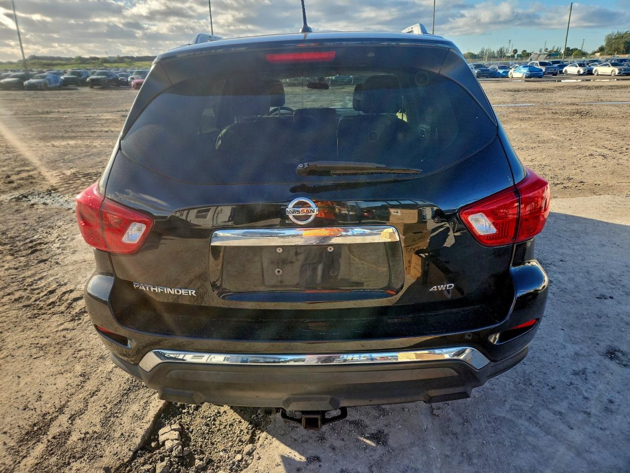 Nissan Pathfinder S Image 10