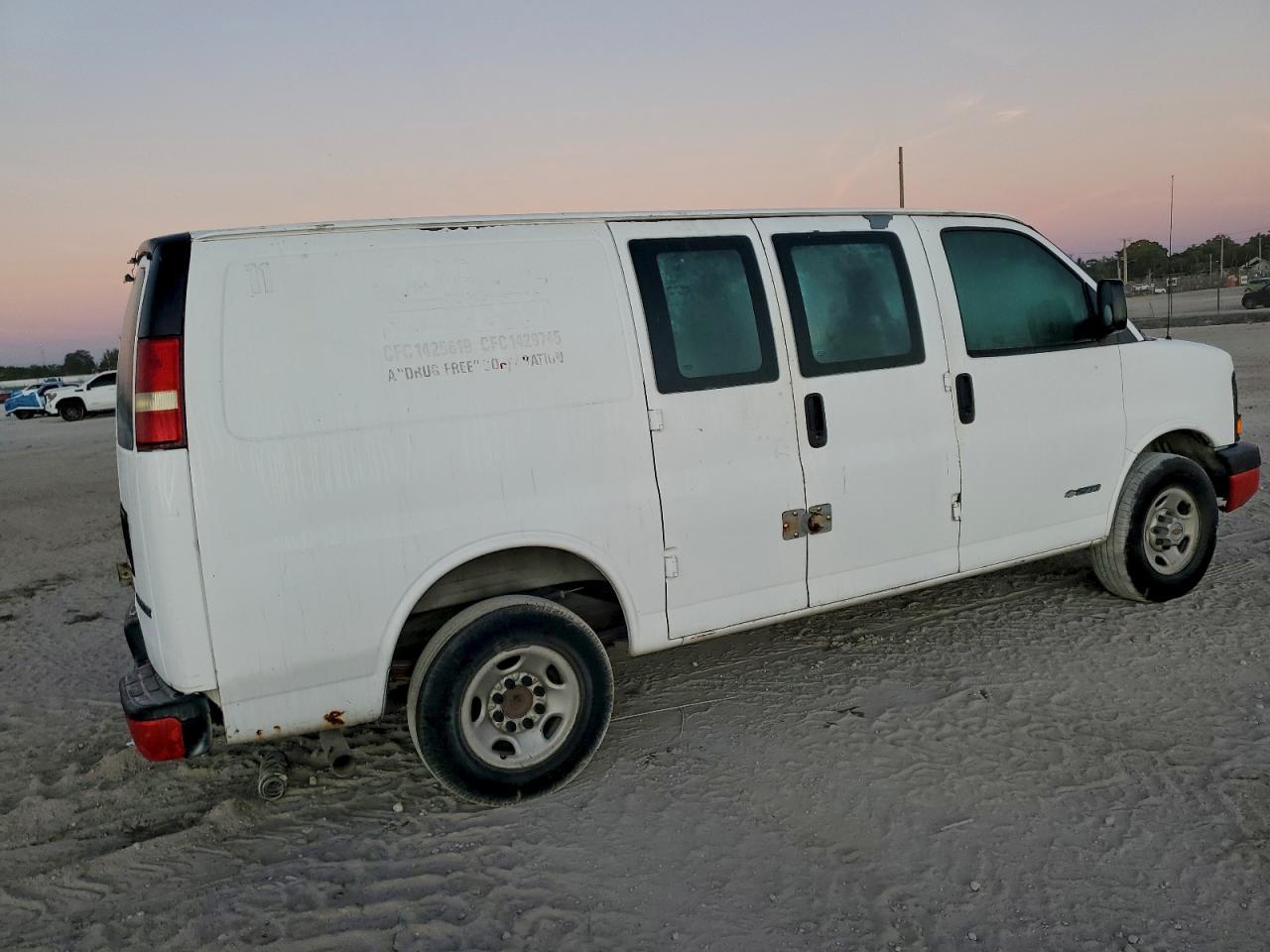 Chevrolet Express Image 2