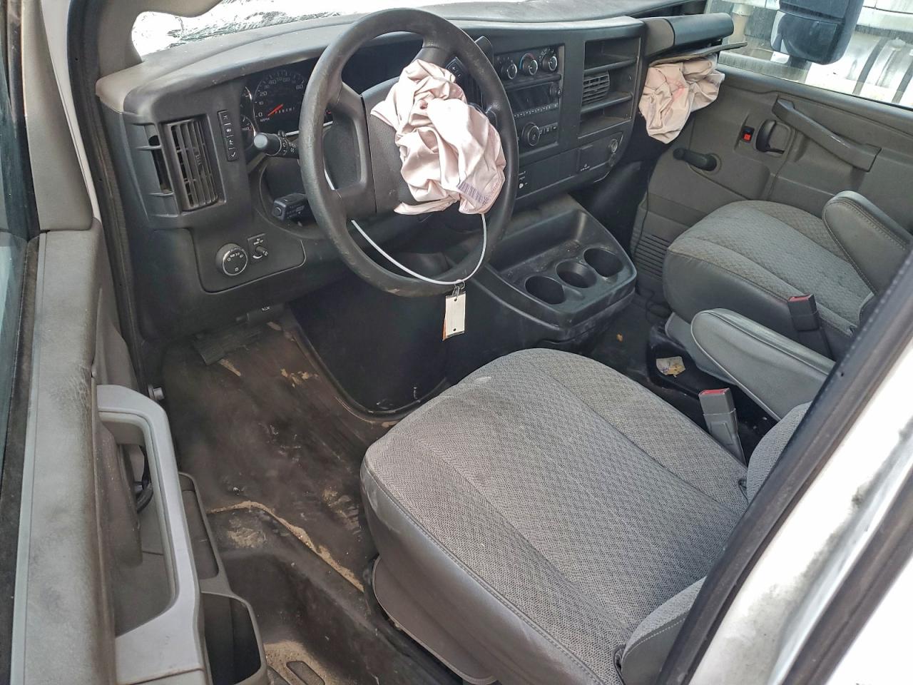 Chev Express Image 8