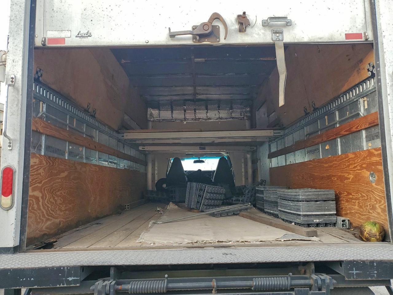 Chev Express Image 6