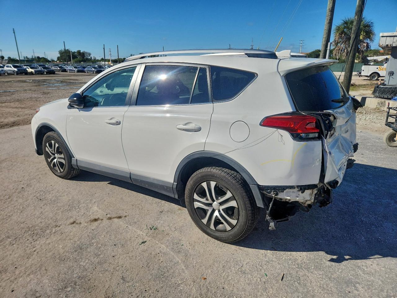 Toyota RAV4 Le Image 11