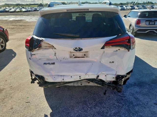 Toyota RAV4 Le Image 4