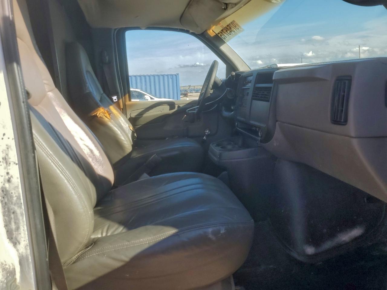 Chevrolet Express Image 3