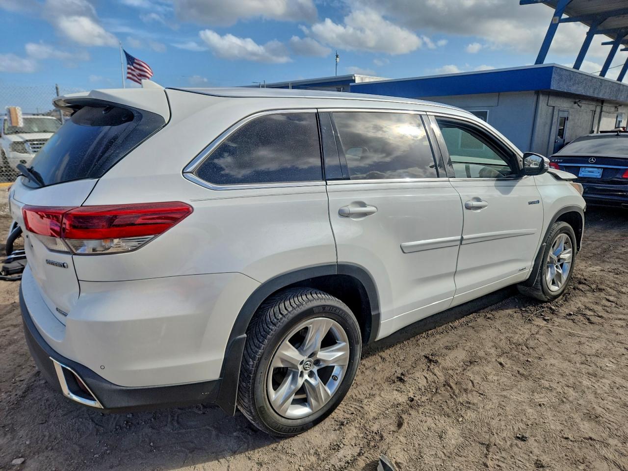 Toyota Highlander Hybrid Limited Image 2