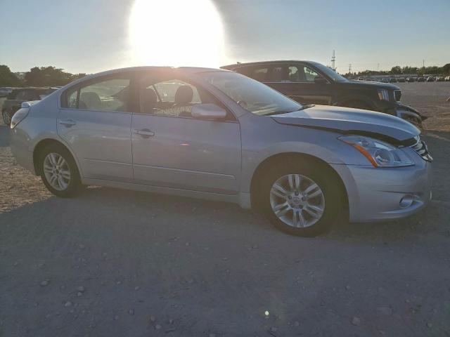 Nissan Altima Base Image 4