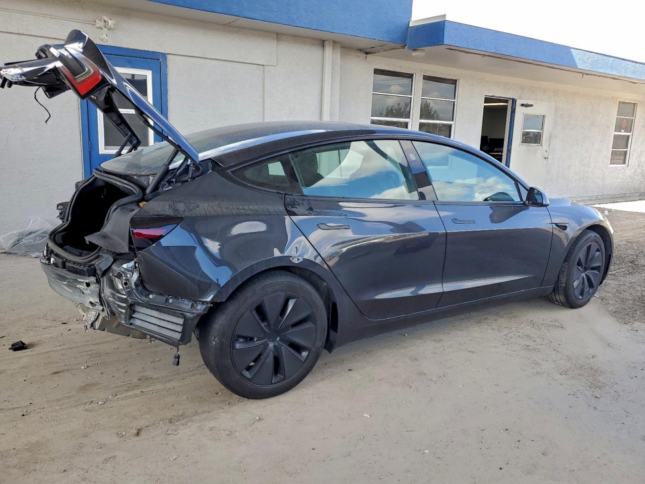 Tesla Model 3 Image 4