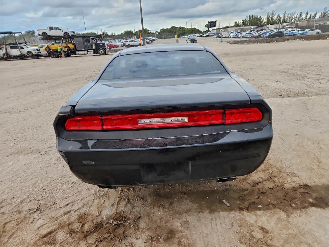 Dodge Challenger Sxt Image 4