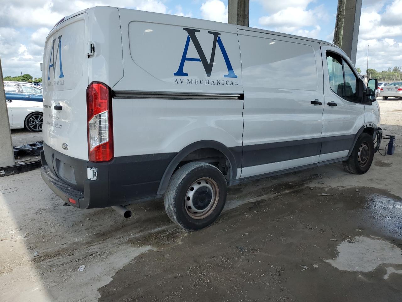 Ford Transit T-150 Image 3