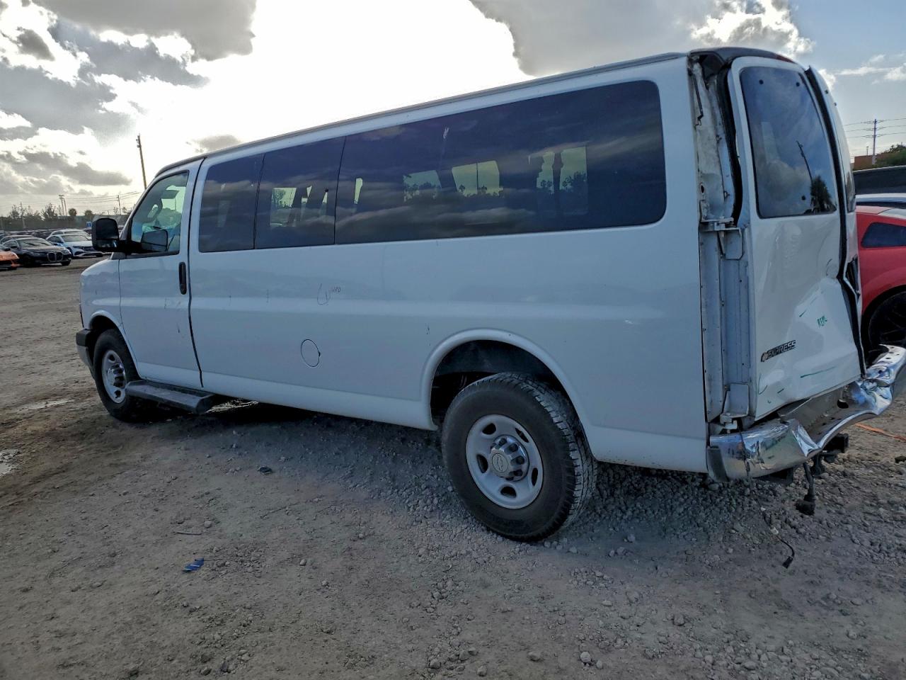 Chevrolet Express Lt Image 7