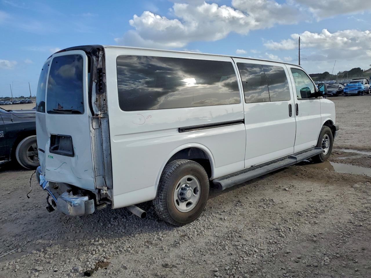 Chevrolet Express Lt Image 13