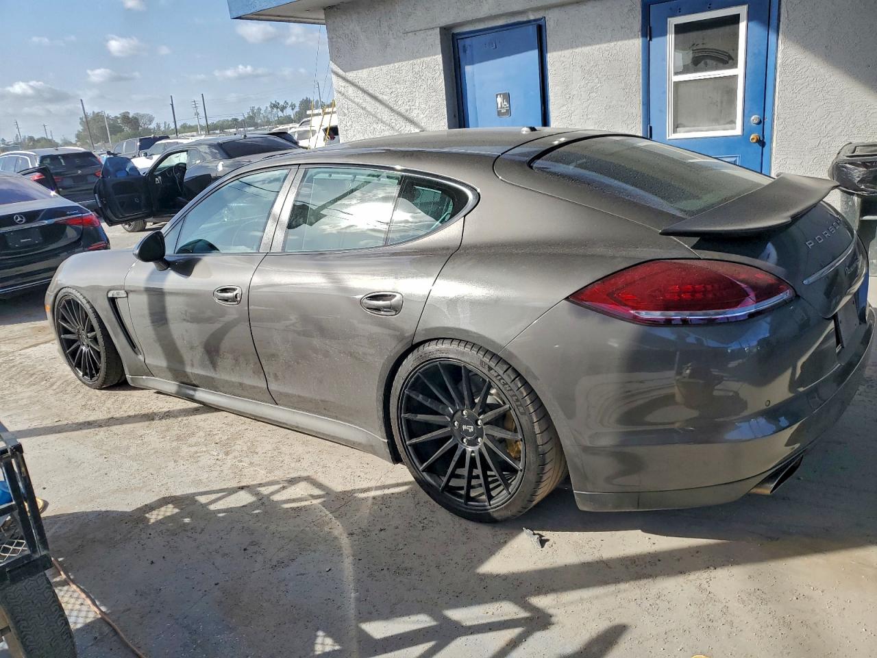 Porsche Panamera 2 Image 4