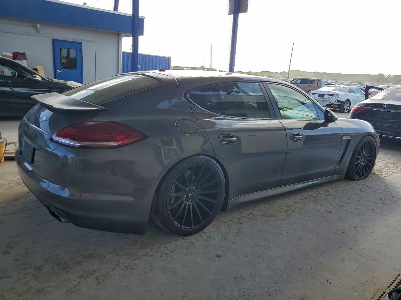Porsche Panamera 2 Image 2