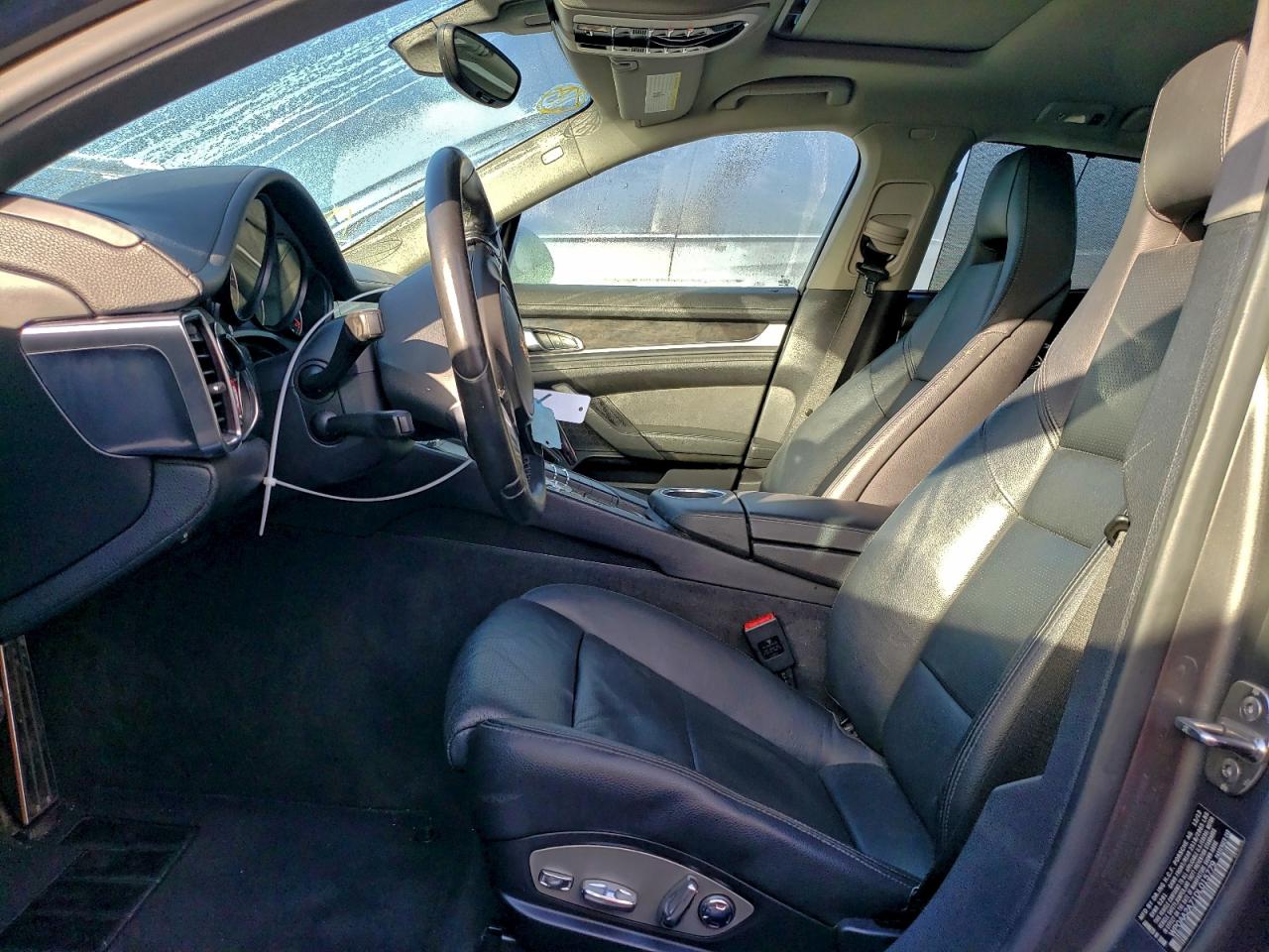 Porsche Panamera 2 Image 8