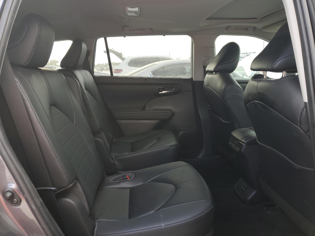 Toyota Highlander L Image 10