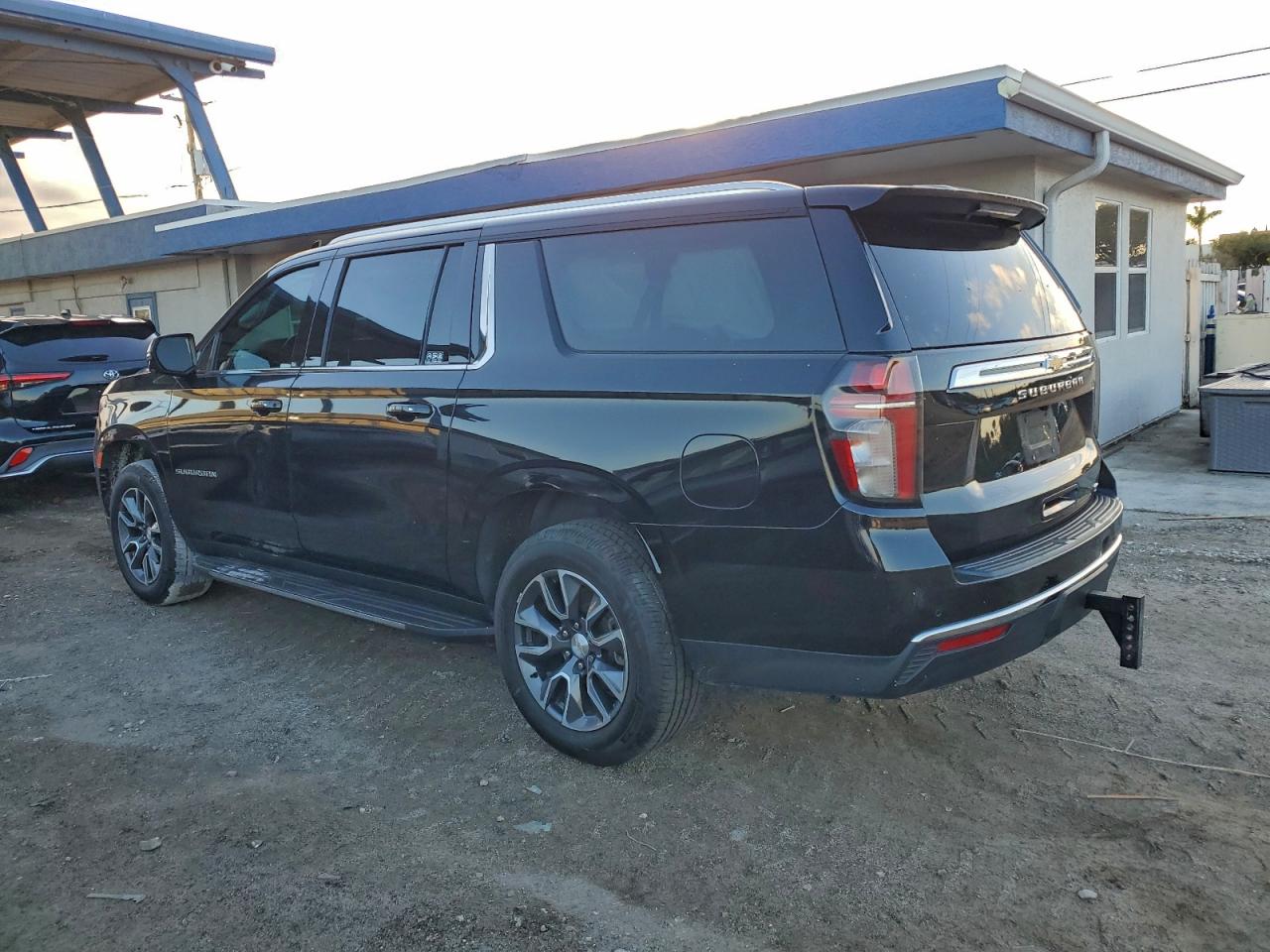 Chevrolet Suburban C1500 Lt Image 3