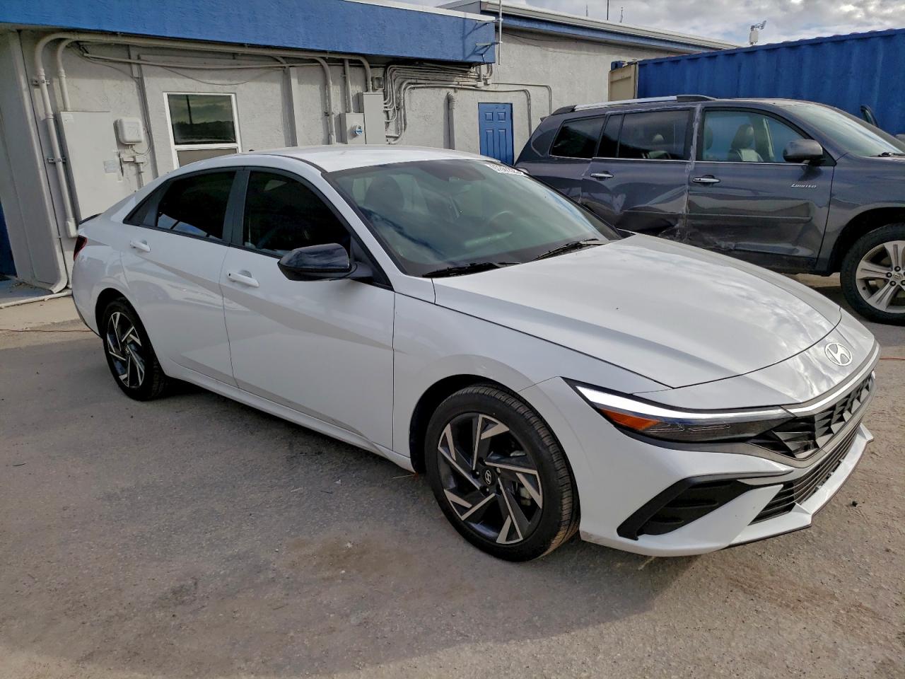 Hyundai ELANTRA Blue Image 2